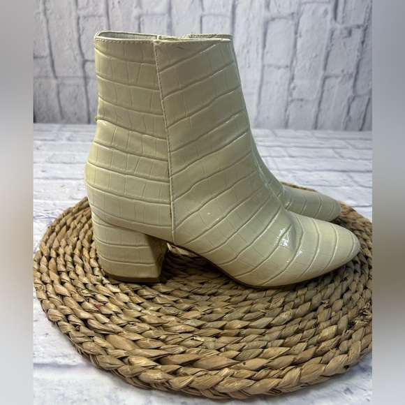 Chinese Laundry Cream Croc-Embossed Ankle Boots. Size 8.5 - Picture 3 of 9